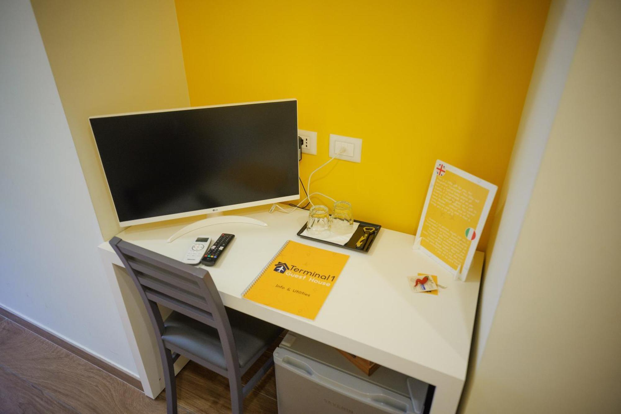 Terminal 1 Guest House Наполи Екстериор снимка