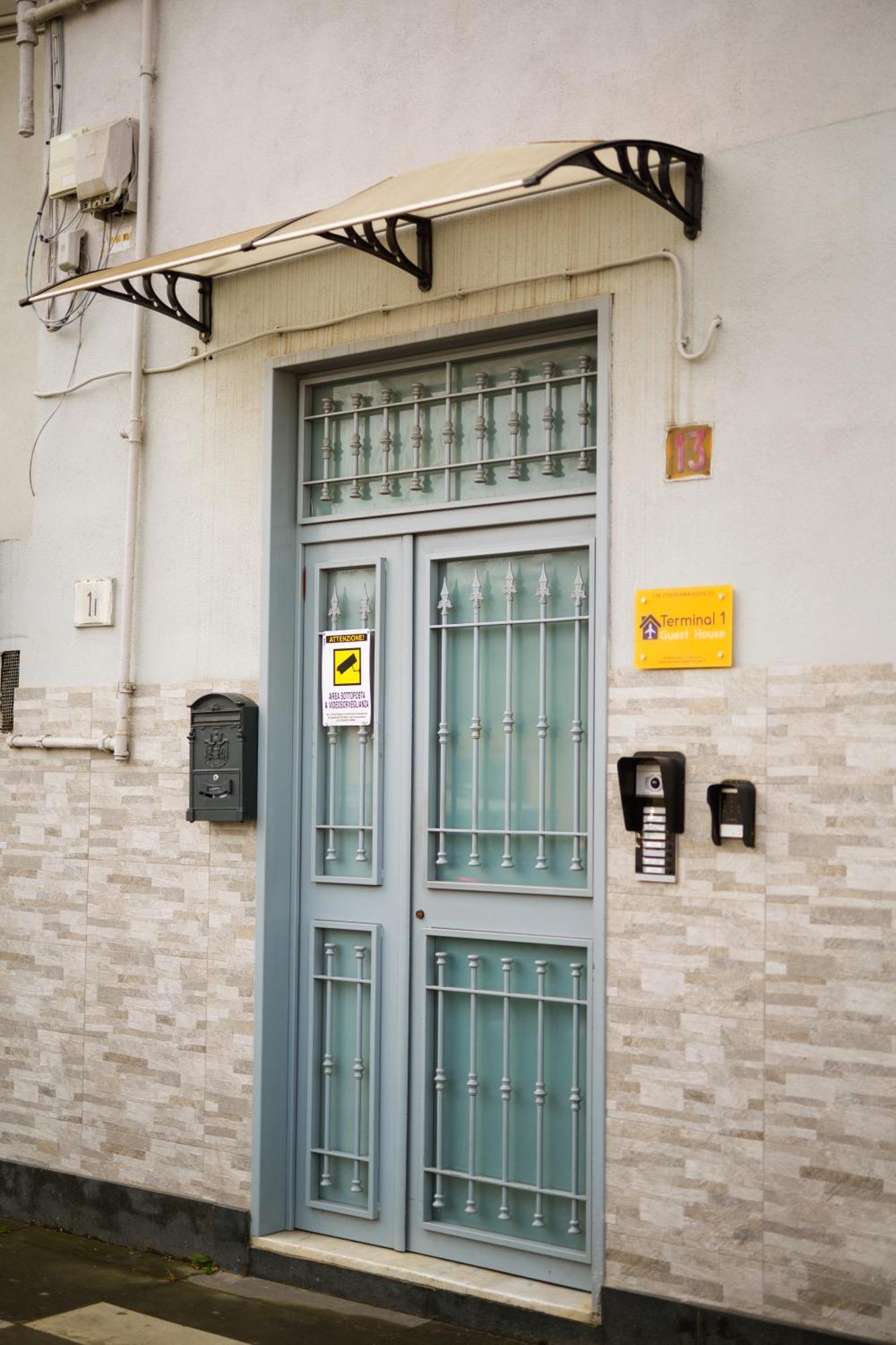 Terminal 1 Guest House Наполи Екстериор снимка