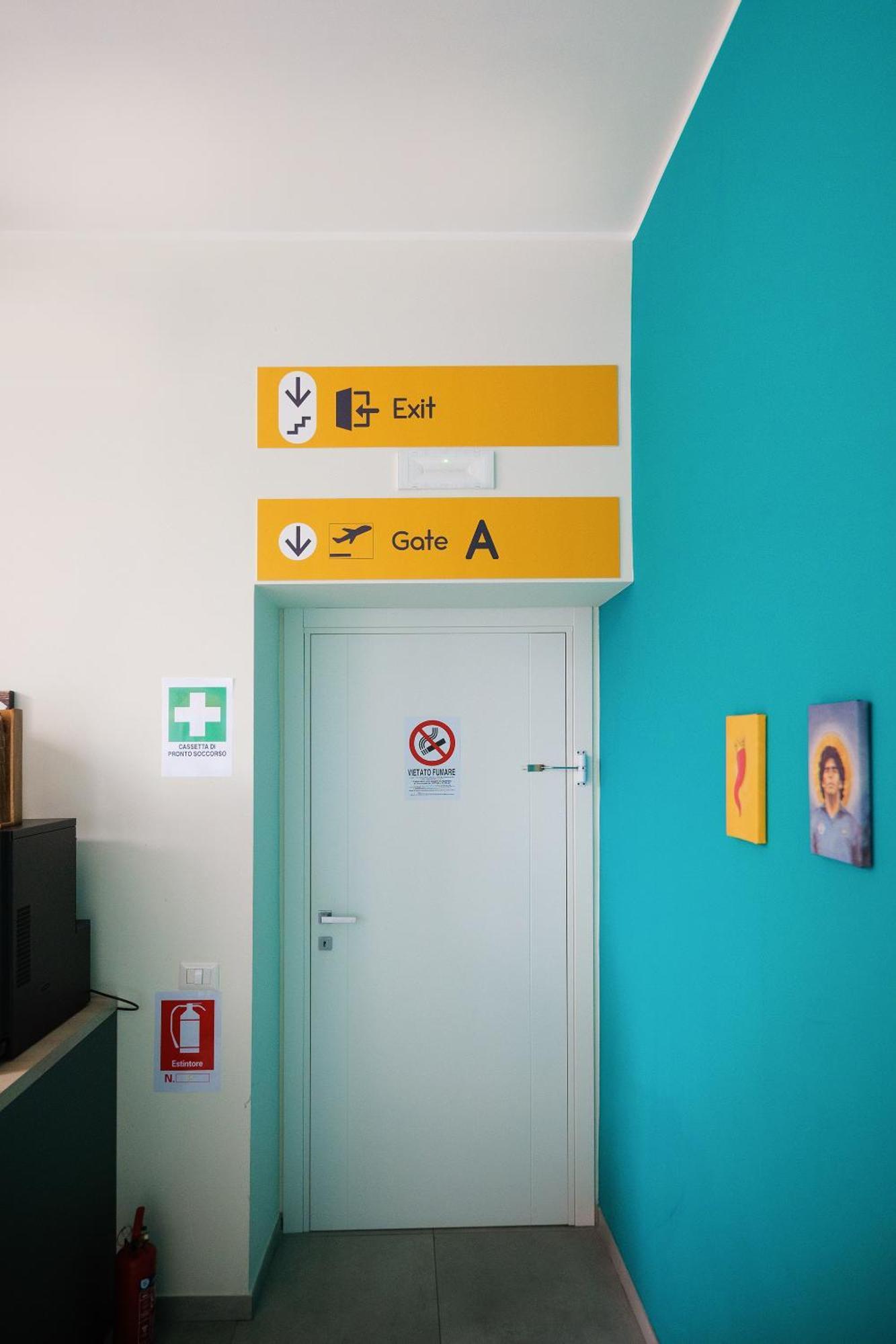 Terminal 1 Guest House Наполи Екстериор снимка