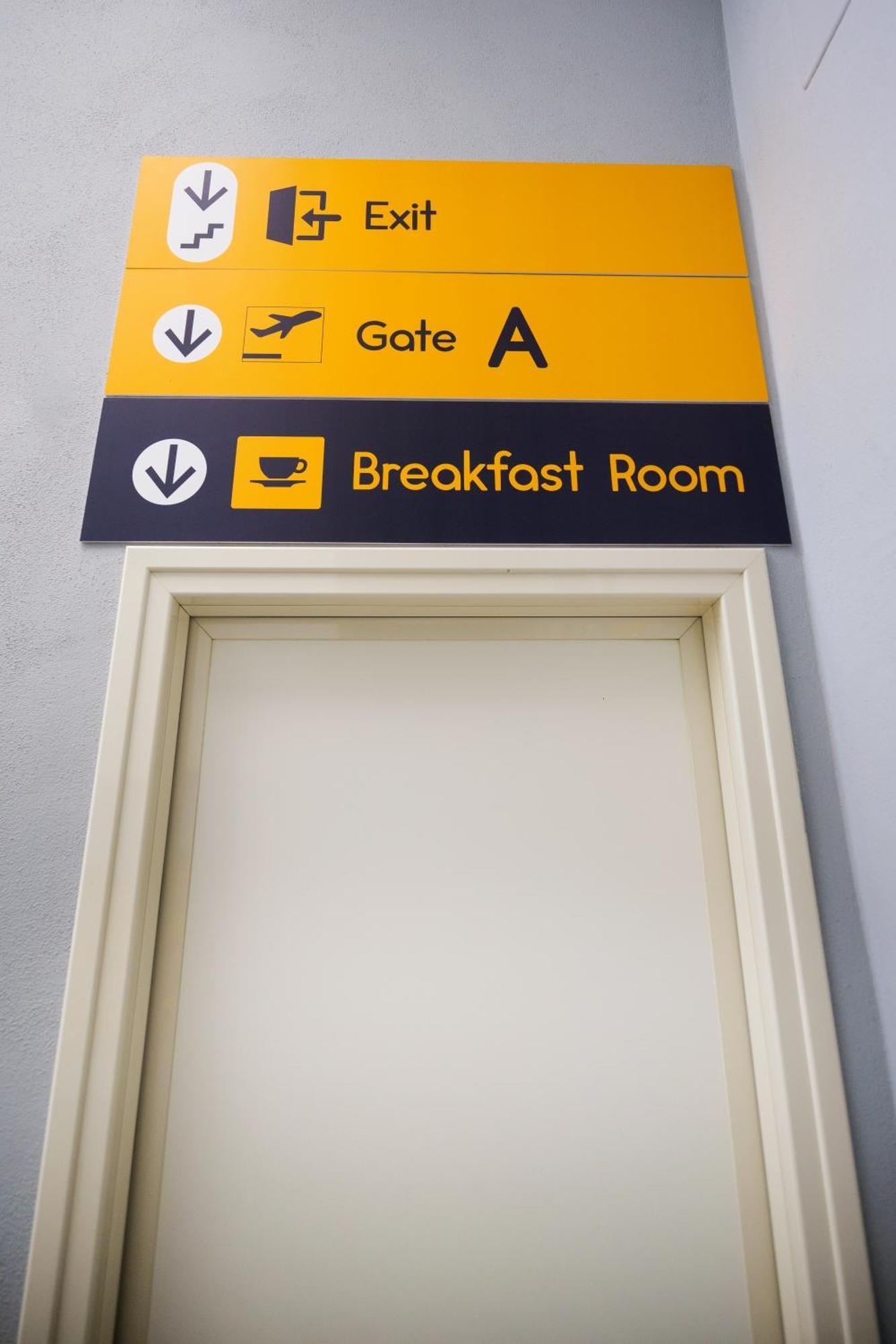 Terminal 1 Guest House Наполи Екстериор снимка